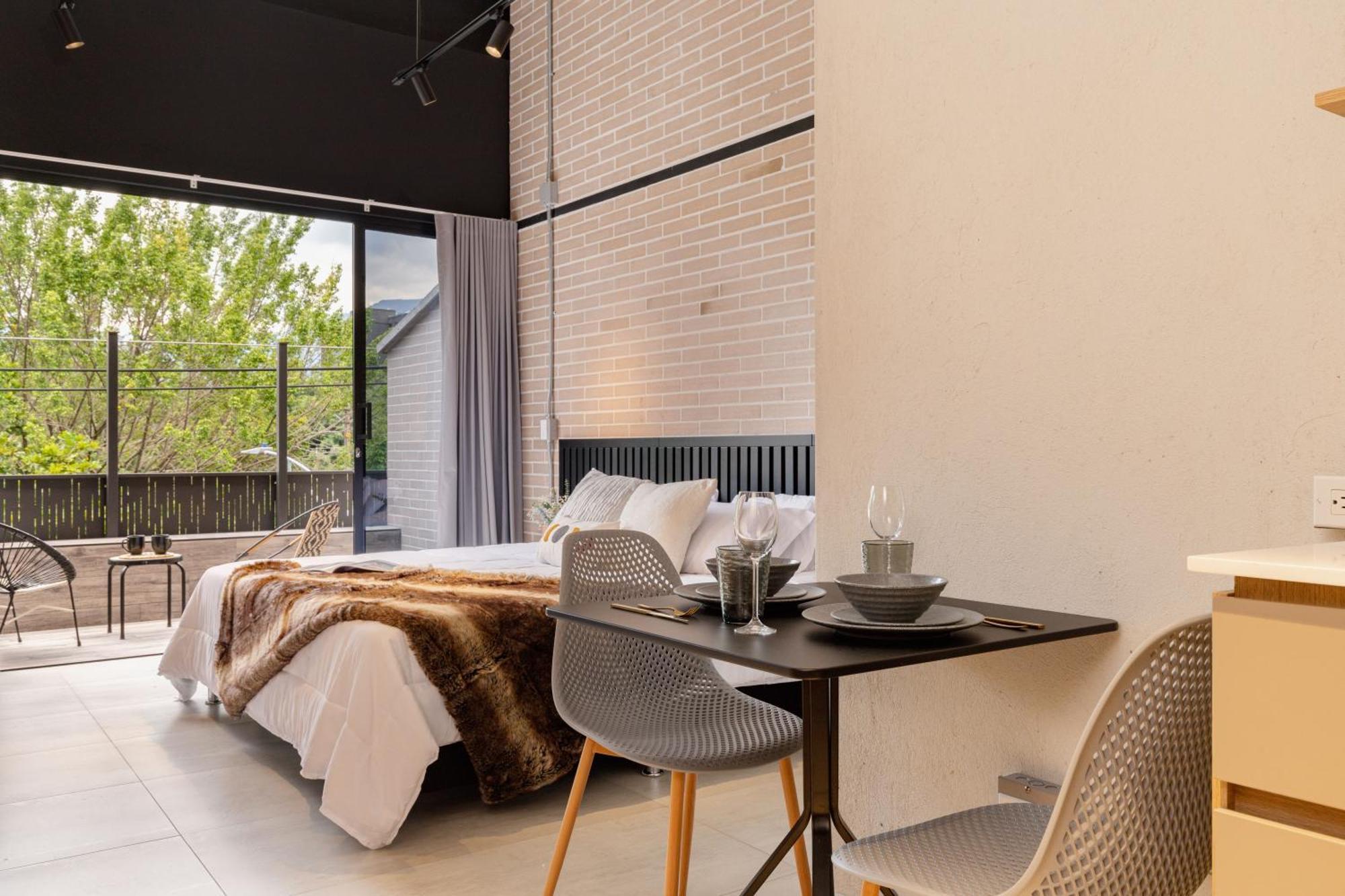 Serena Para Pareja En Estudio En Laureles Apartamento